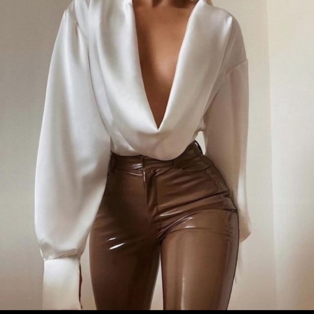 White blouse‎